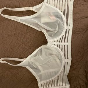 VS bra 38C NWT it’s a cream/white color